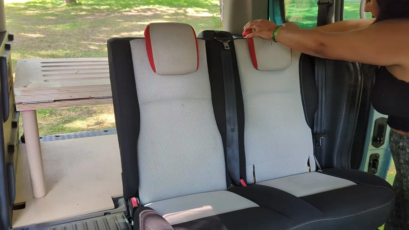 Banquette arrière d'un Kangoo 2 avant d'être rabattue, lit plié dans le coffre