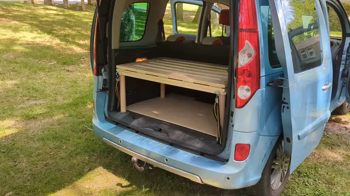 Lit d'aménagement Kangoo plié dans le coffre