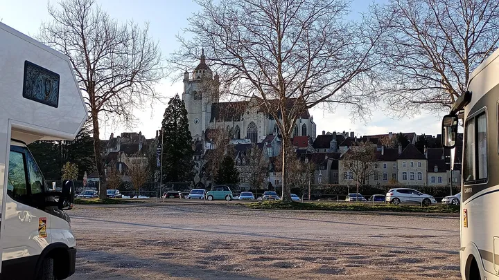 Aire de camping-car au pied de la collégiale de Dole, dans le Jura