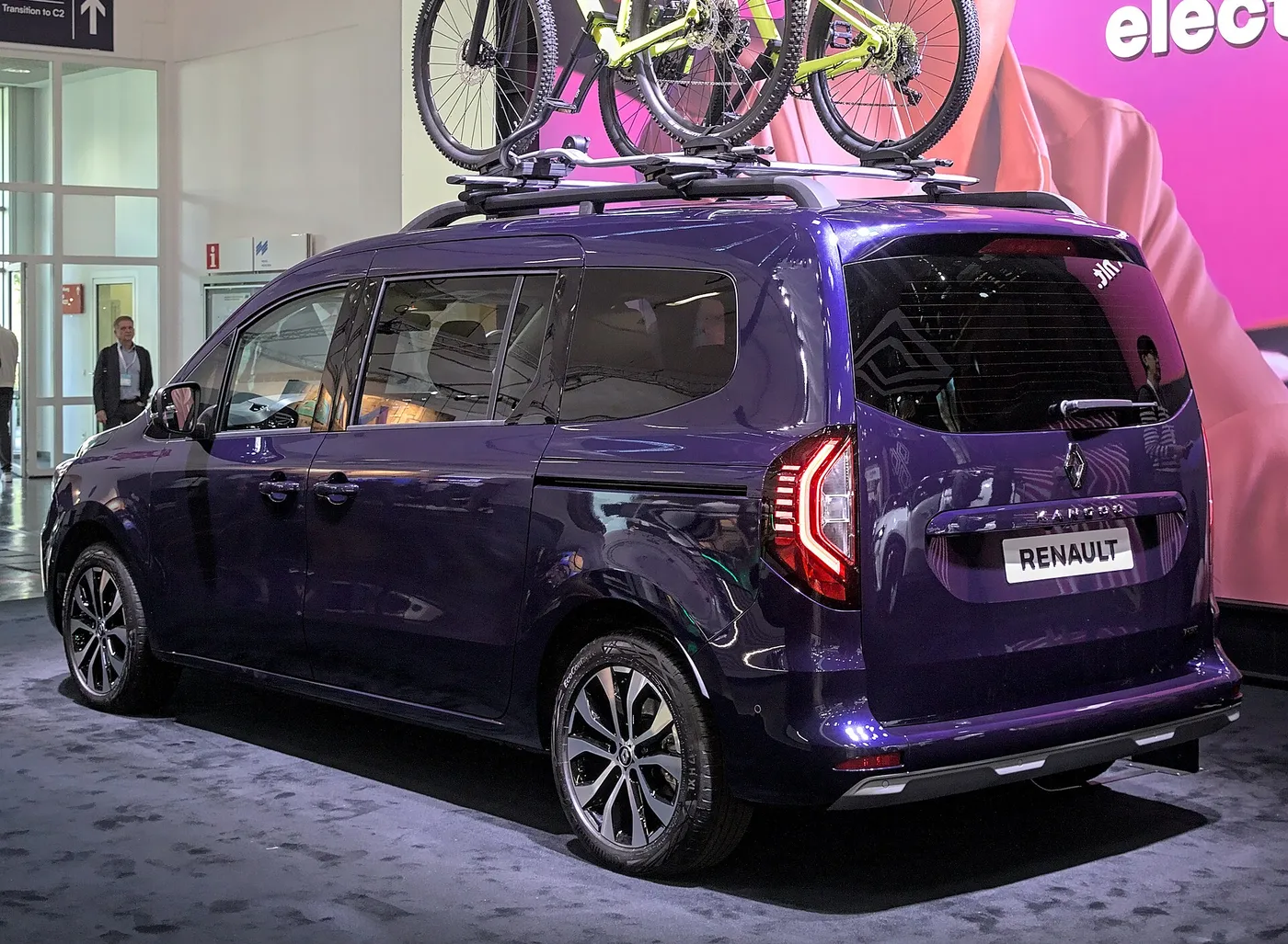 Renault Grand Kangoo 3 violet vu de trois quarts arrière, vélos sur le toit