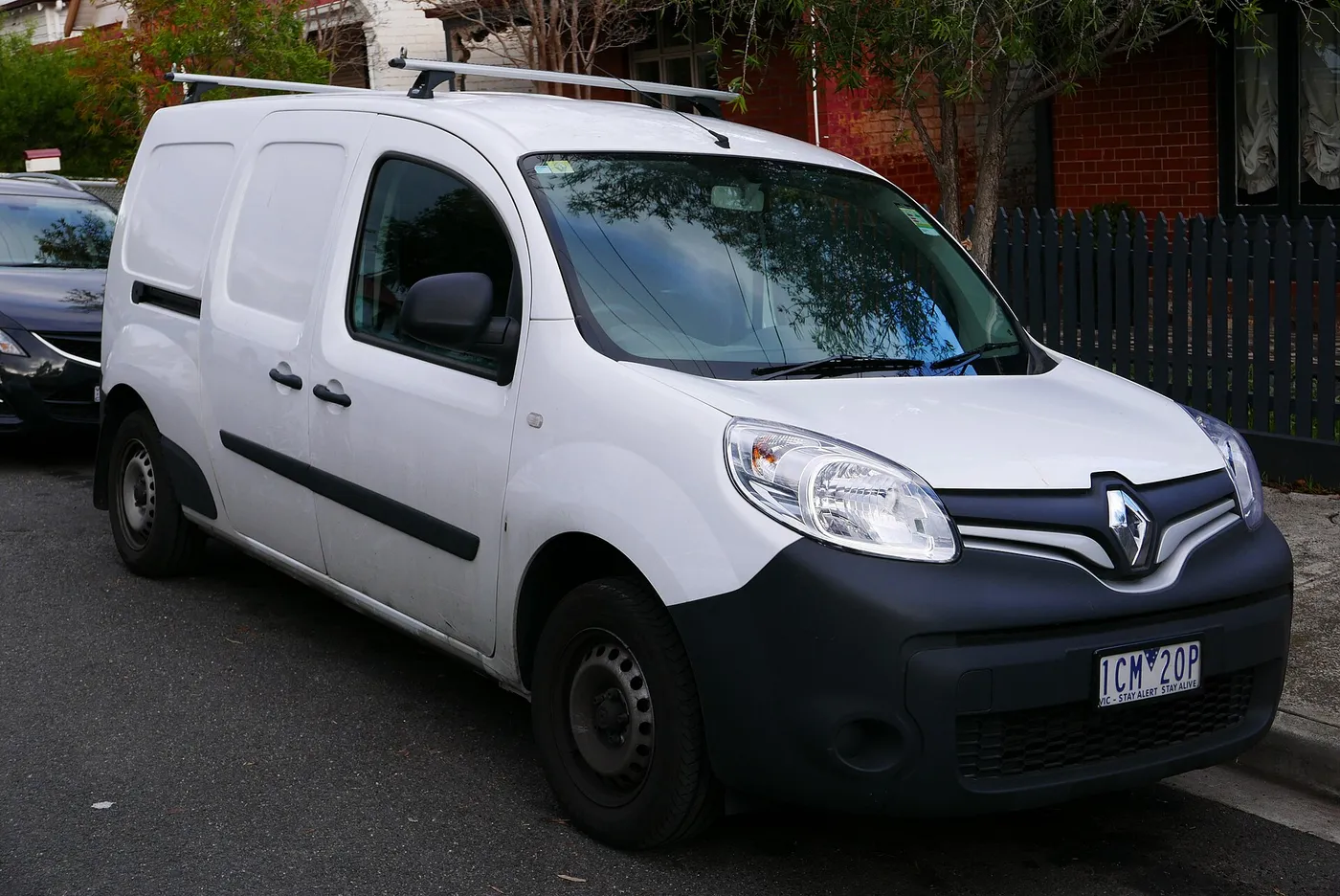 Renault Kangoo 2 Maxi utilitaire blanc garé dans une rue