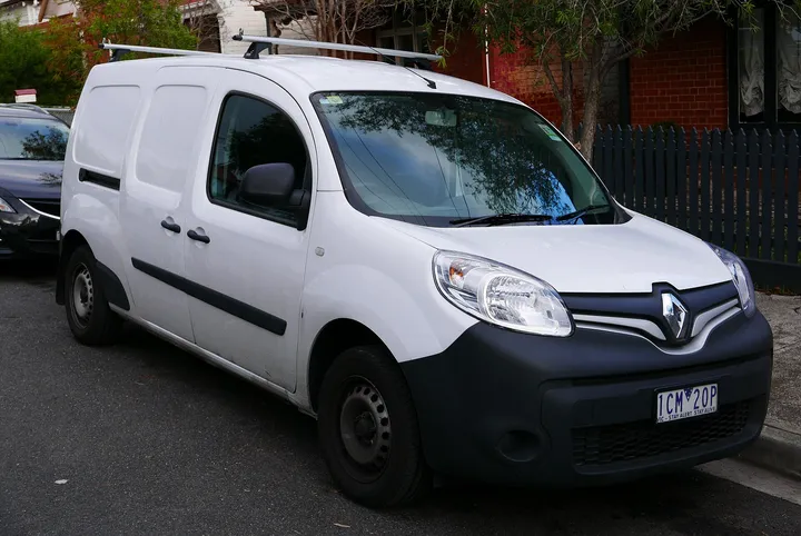 Renault Kangoo 2 Maxi utilitaire blanc garé dans une rue