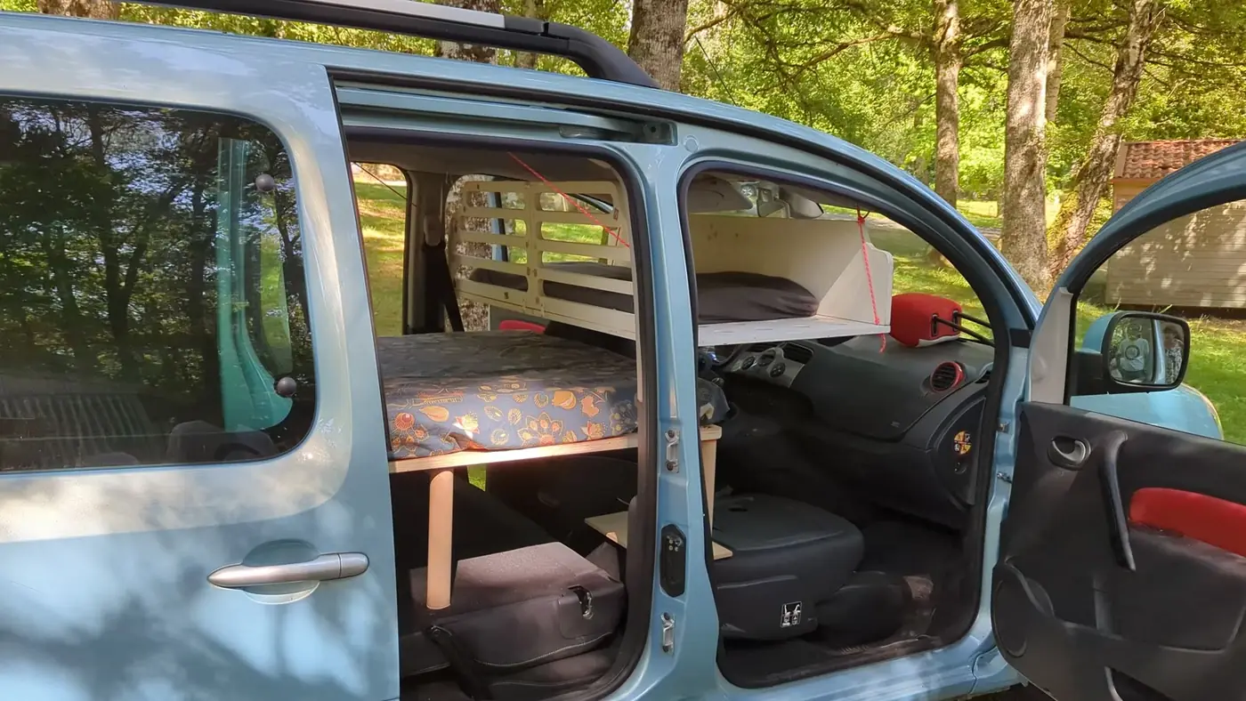 Lit adulte et lit enfant installés dans un Kangoo, vue latérale