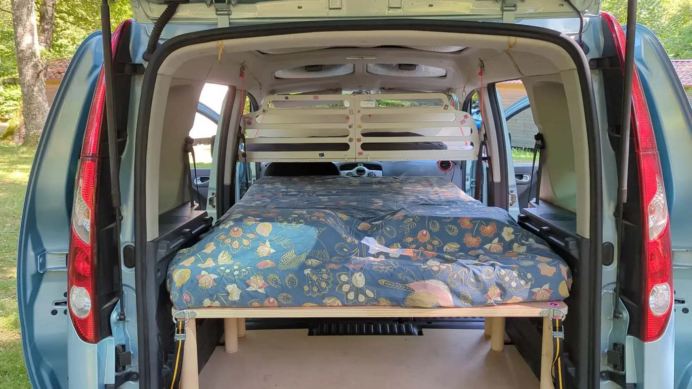 Kangoo aménagé avec un lit 2 adultes et son matelas dans le coffre