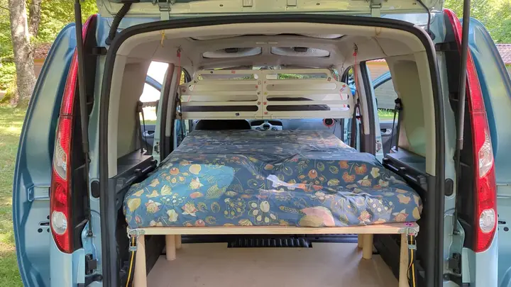 Kangoo aménagé avec un lit 2 adultes et son matelas dans le coffre