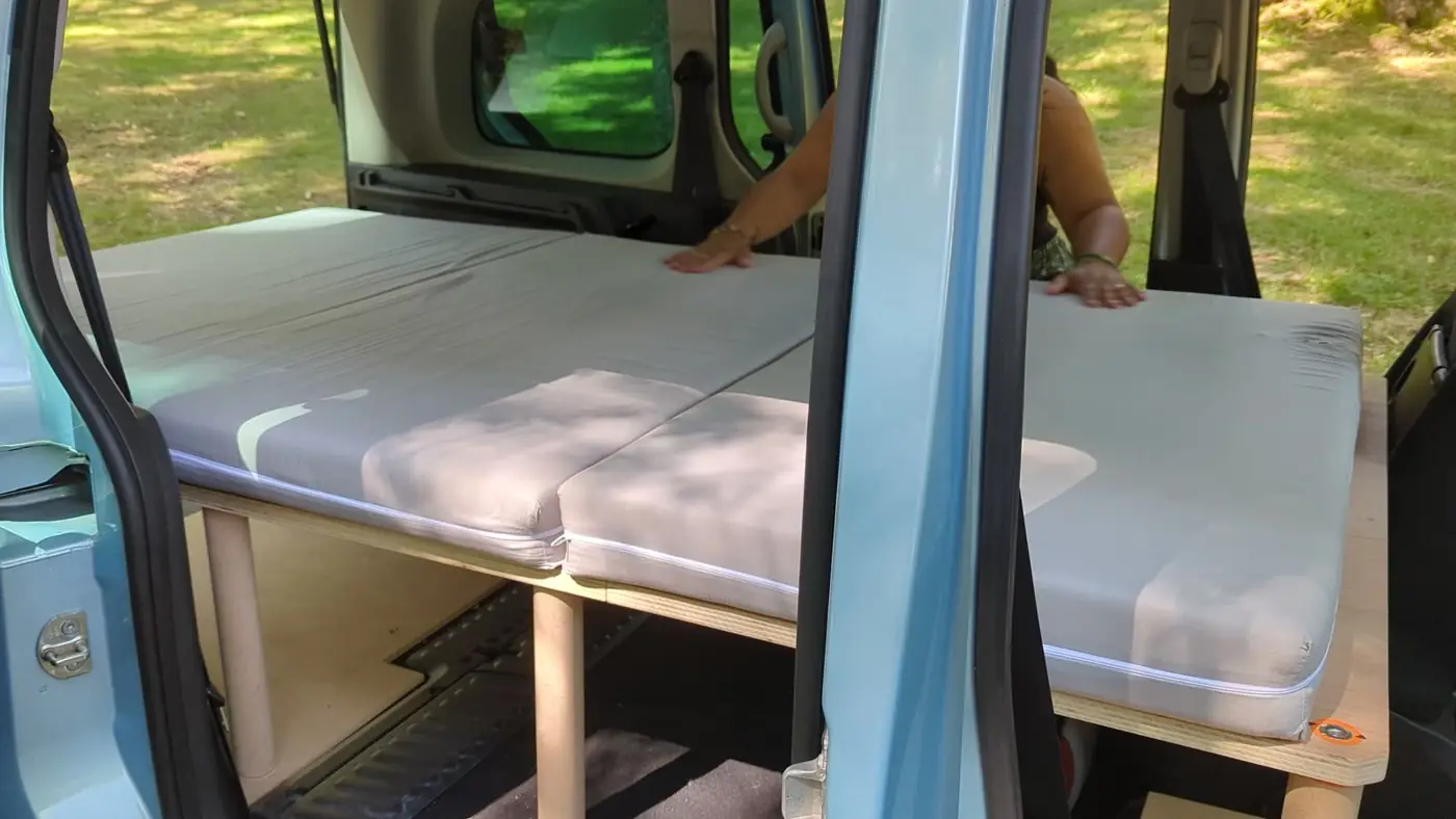Matelas posé sur le lit adulte dans le Kangoo