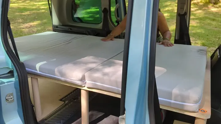 Matelas posé sur le lit 2 adultes dans le coffre du Kangoo
