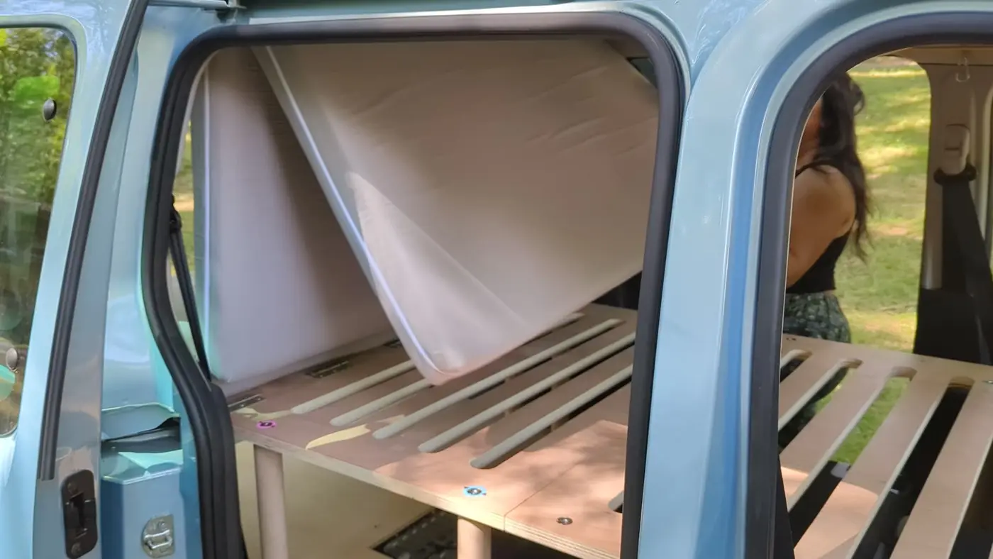 Matelas en trois parties replié sur le lit dans le coffre