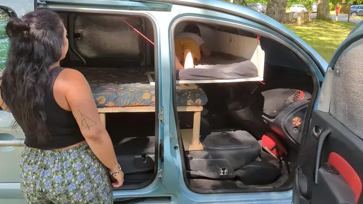 Vue latérale d'un Kangoo 2 aménagé avec lit adulte et lit enfant